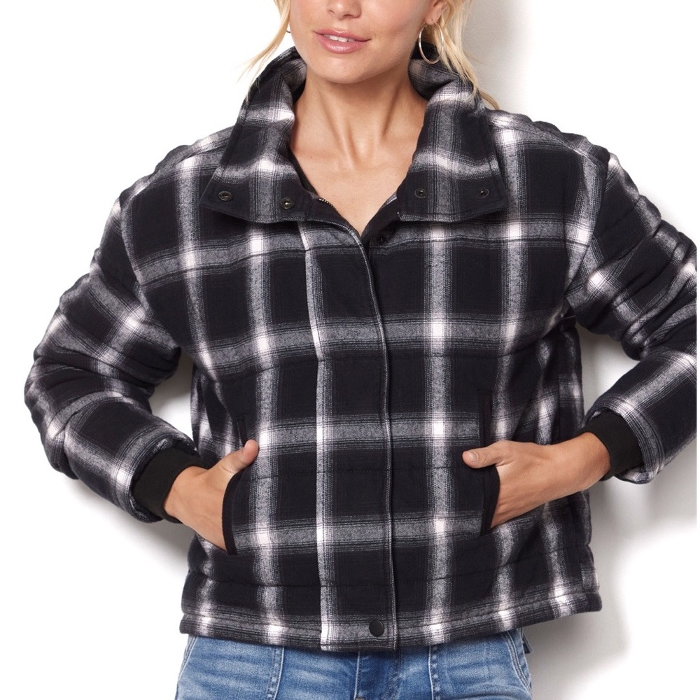 Evereve Lucy Cropped Full Zip  Black, White, and Gray Plaid Jacket - Picture 3 of 11
